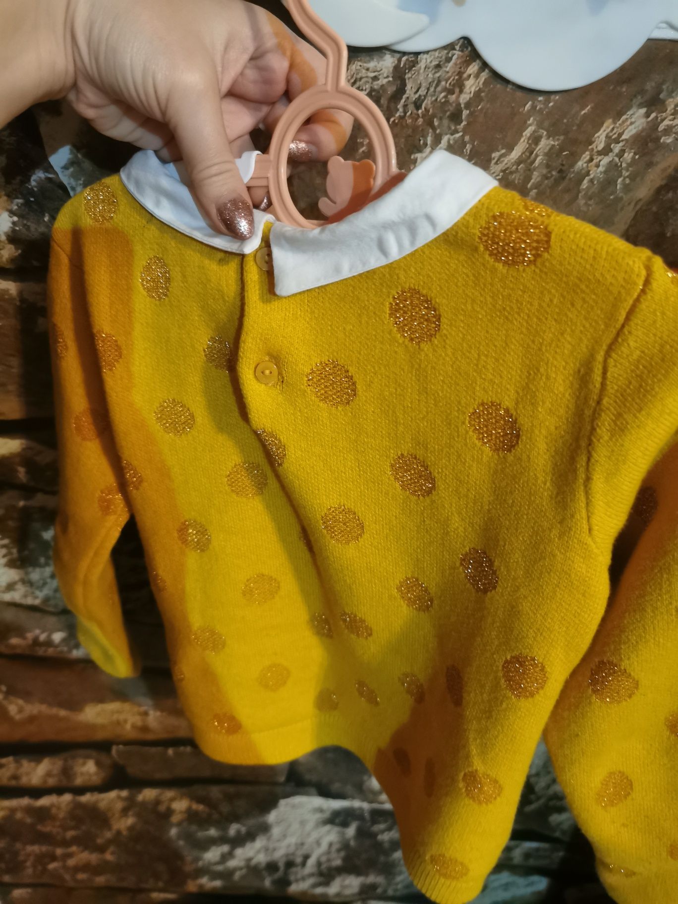 Elegancki musztardowy sweterek z kolnierzykiem złote kropki 98-104