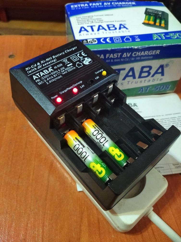 ATABA зарядное устройство для Ni-Mh / Ni-Cd AA и AAA аккумуляторов