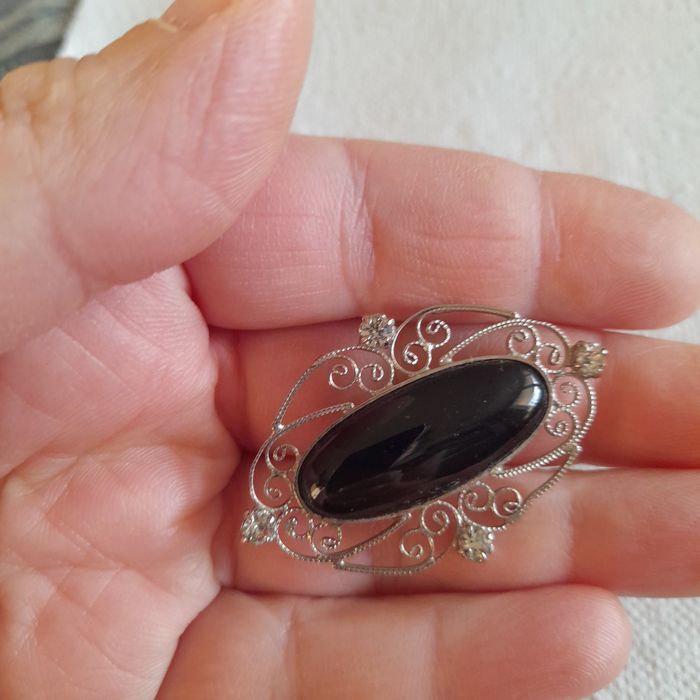 Stara broszka z onyksem