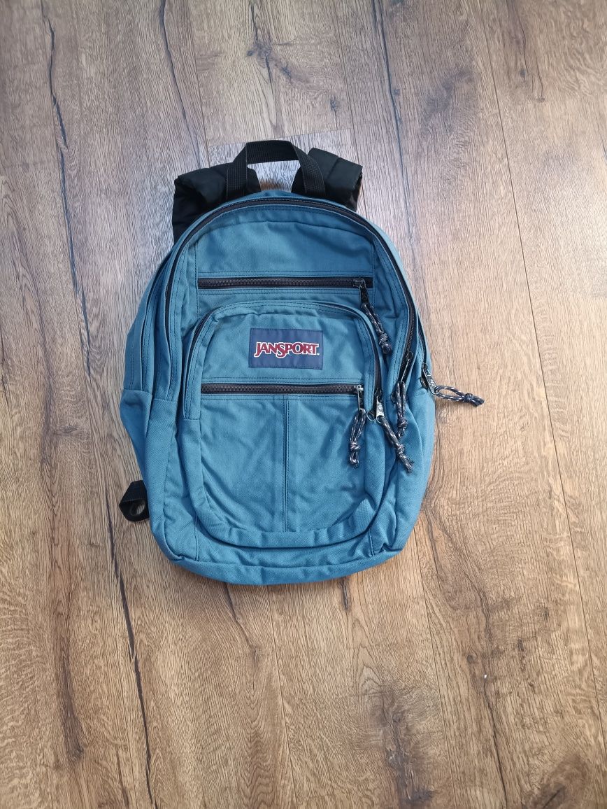 Duży pakowany plecak JanSport z profilowanymi szelkami