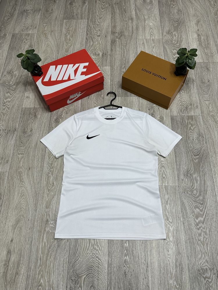Футболка nike swoosh dri fit