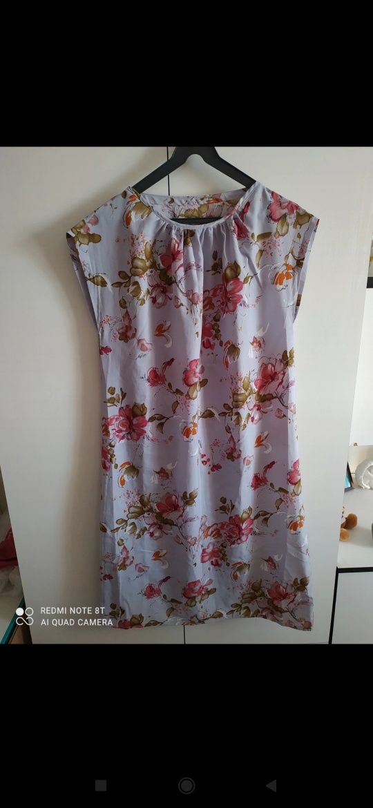 Liliowa sukienka midi w kwiatki
