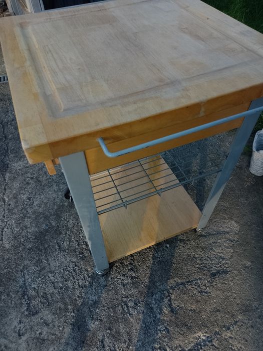 Stolik kuchenny na kółkach