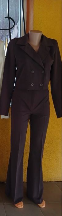 Стильний жіночий костюм трендового школадного кольору