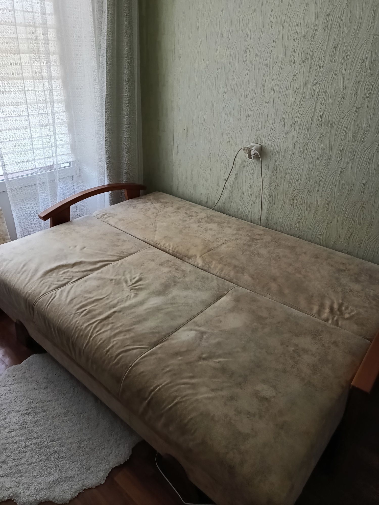 Продам великий кожаний диван