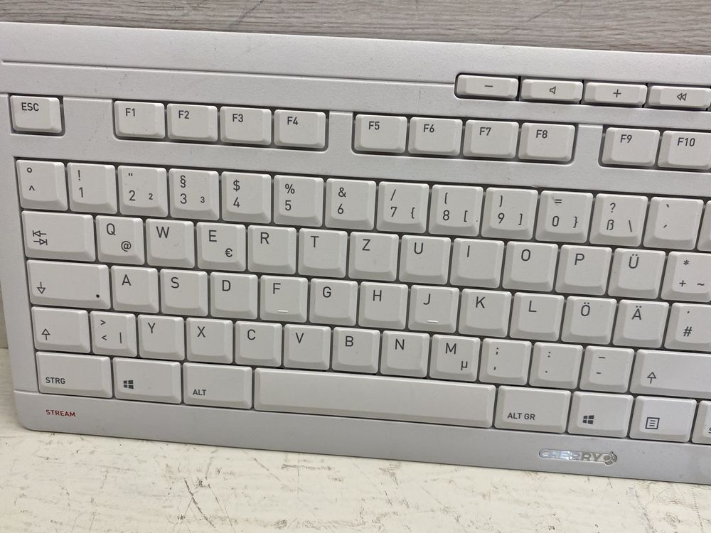 Клавіатура CHERRY jk-85 працює точно та безшумно при наборі тексту