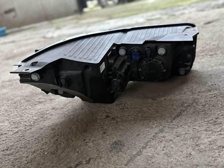 Права фара Ionik 5