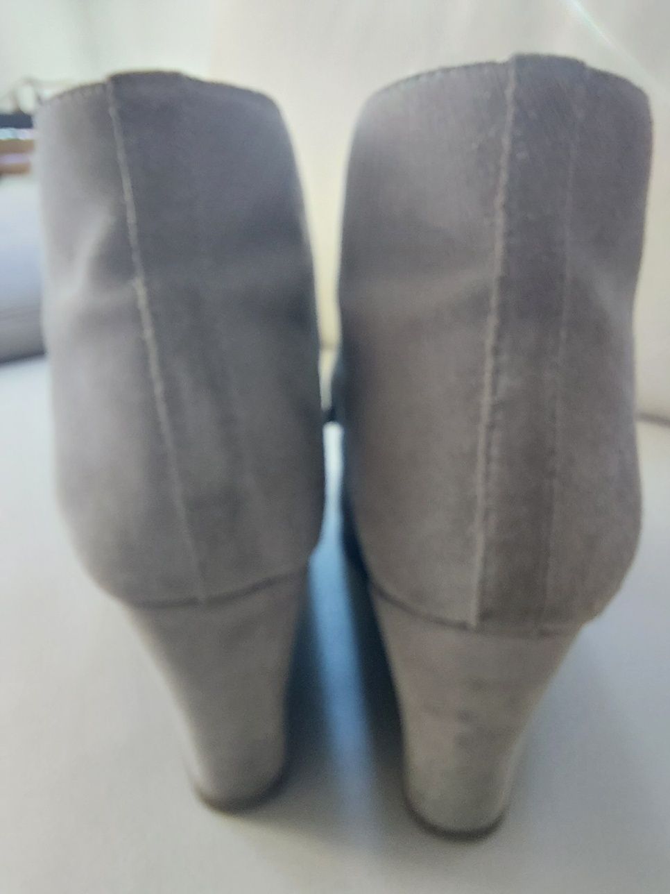 Scholl, buty zamszowe na koturnie 40