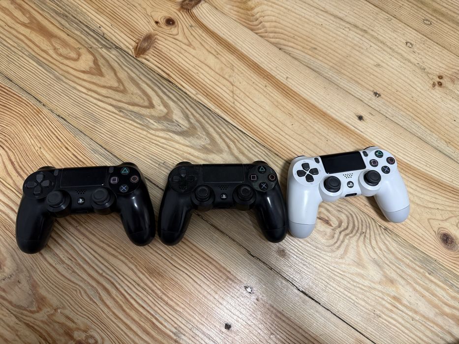 Оригінальні джойстики Dualshock 4 ціна  вказана за 3 штуки які на фото