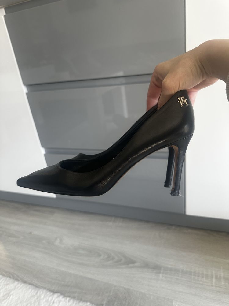Buty szpilki czółenka czarne Tommy Hilfiger 39