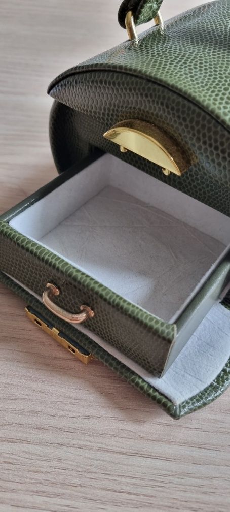 Zielony kuferek na biżuterię z złotym Kulczykiem