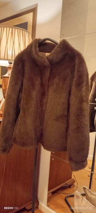 Casaco de pêlo castanho com bolsos e molas