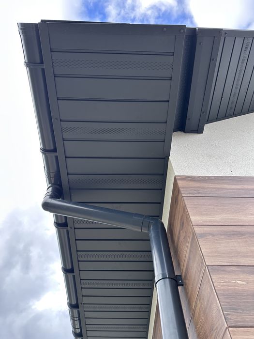 Продаж будинку з зарибленим озером.