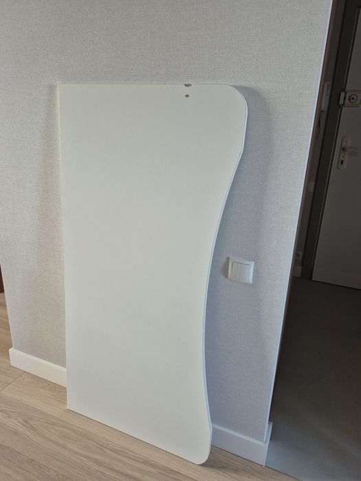 Biurko gamingowe białe, regulowane czarne nogi