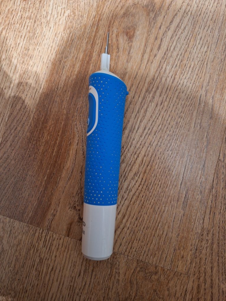 Szczoteczka oscylacyjna dla dzieci Braun Oral B +  2 nowe końcówki