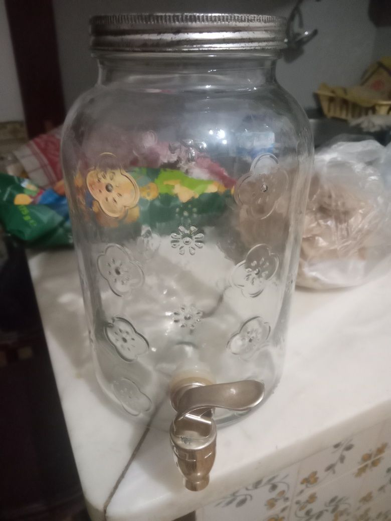 Louças e potes  e um candeeiro a petróleo