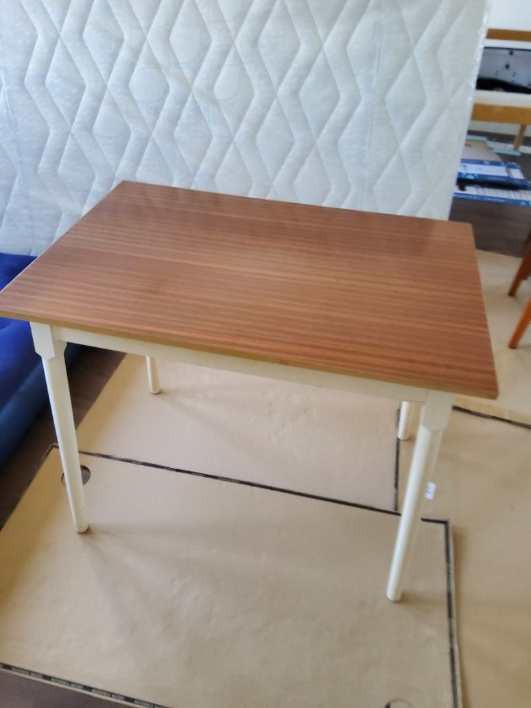 Stol rozkladany plus cztery krzesla, plus gratis ( zabytki z PRLu )