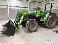 Trator Deutz Série 4E-4080 com carregador frontal.