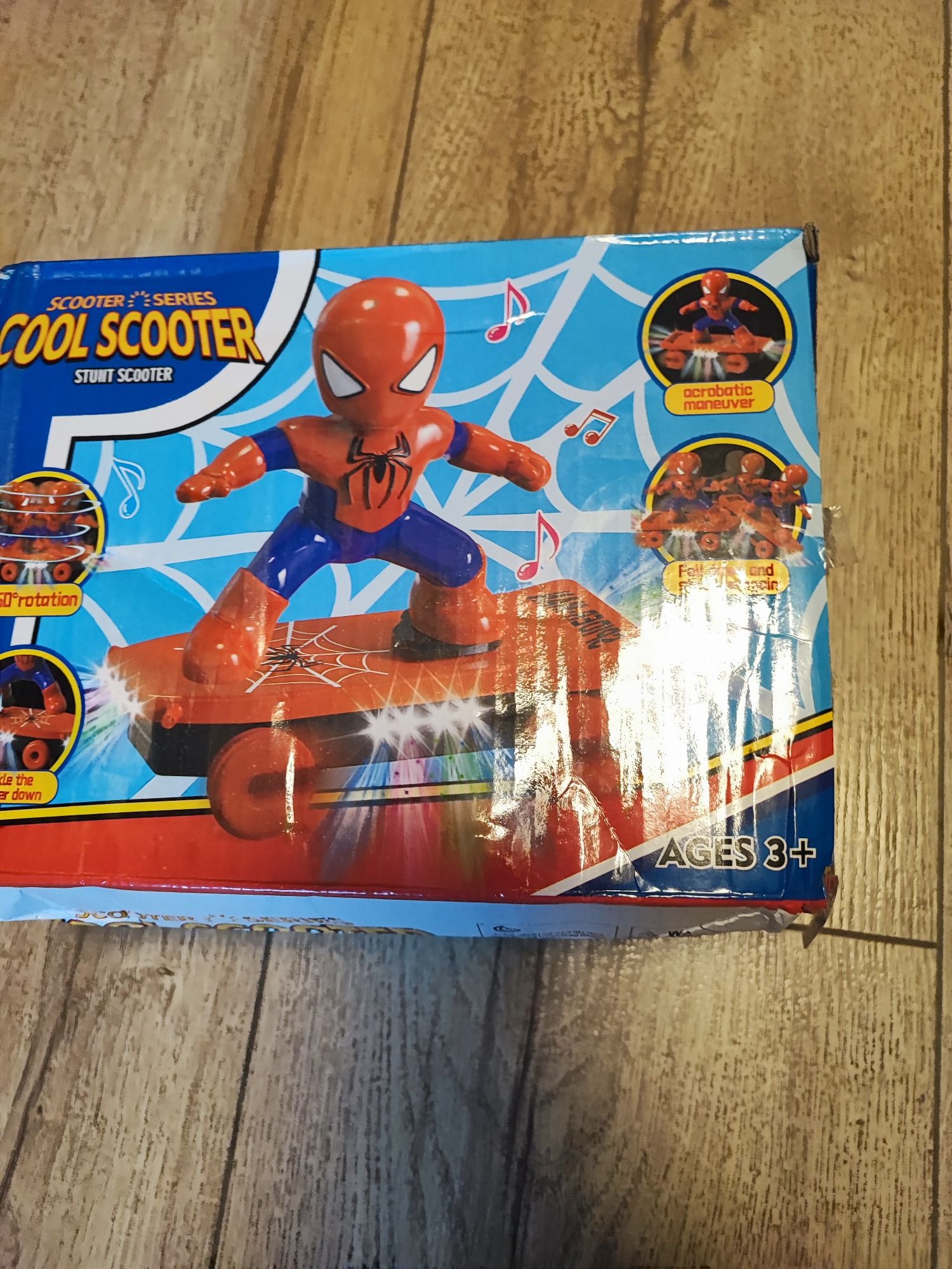 Spiderman jeżdżący na deskorolce