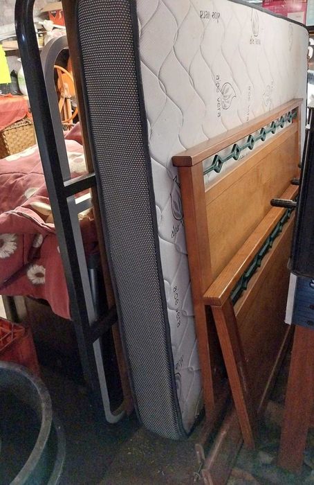 Cama de casal  com colchão e estrado