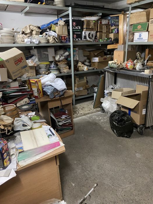 Потужне захищене підвальне приміщення (110 м²) ; вентиляція; санвузол;