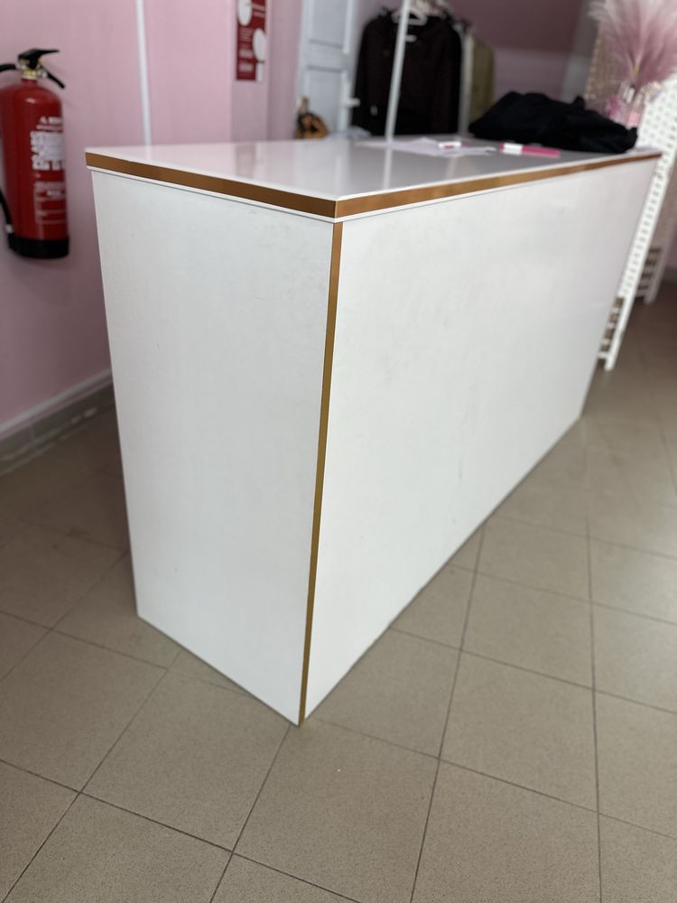 Balcão de loja branco