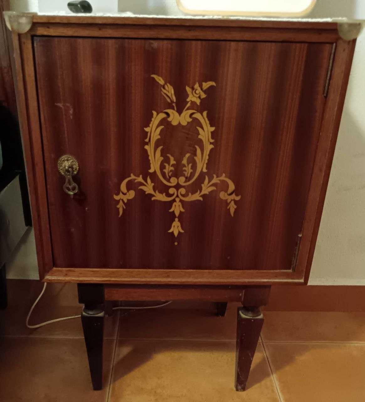 Mobília de quarto com roupeiro, estilo antigo