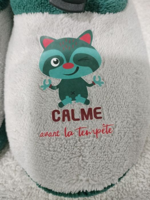 Vende se pantufas novas para menino