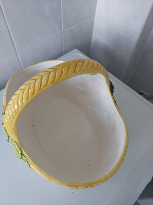 Fruteira em loiça com pega.