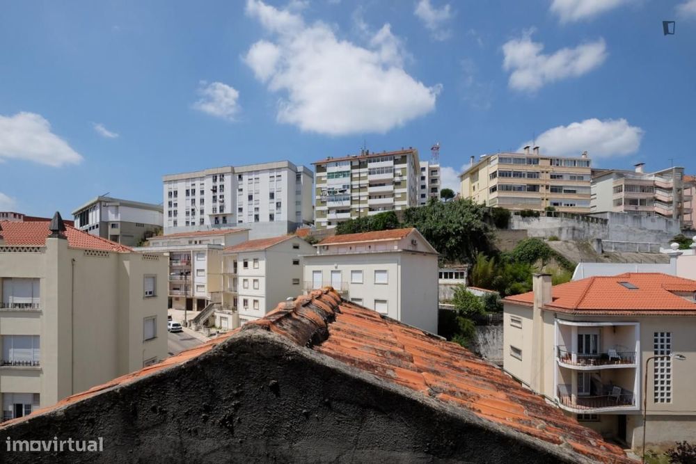 Quarto - localizado em Montes Claros Coimbra