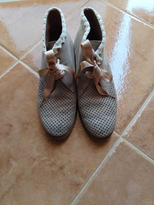 Botas com detalhe de renda