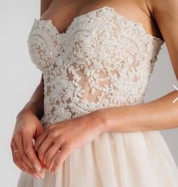 Suknia ślubna z biżuteryjnym gorsetem, lekko rozkloszowana, tiulowa