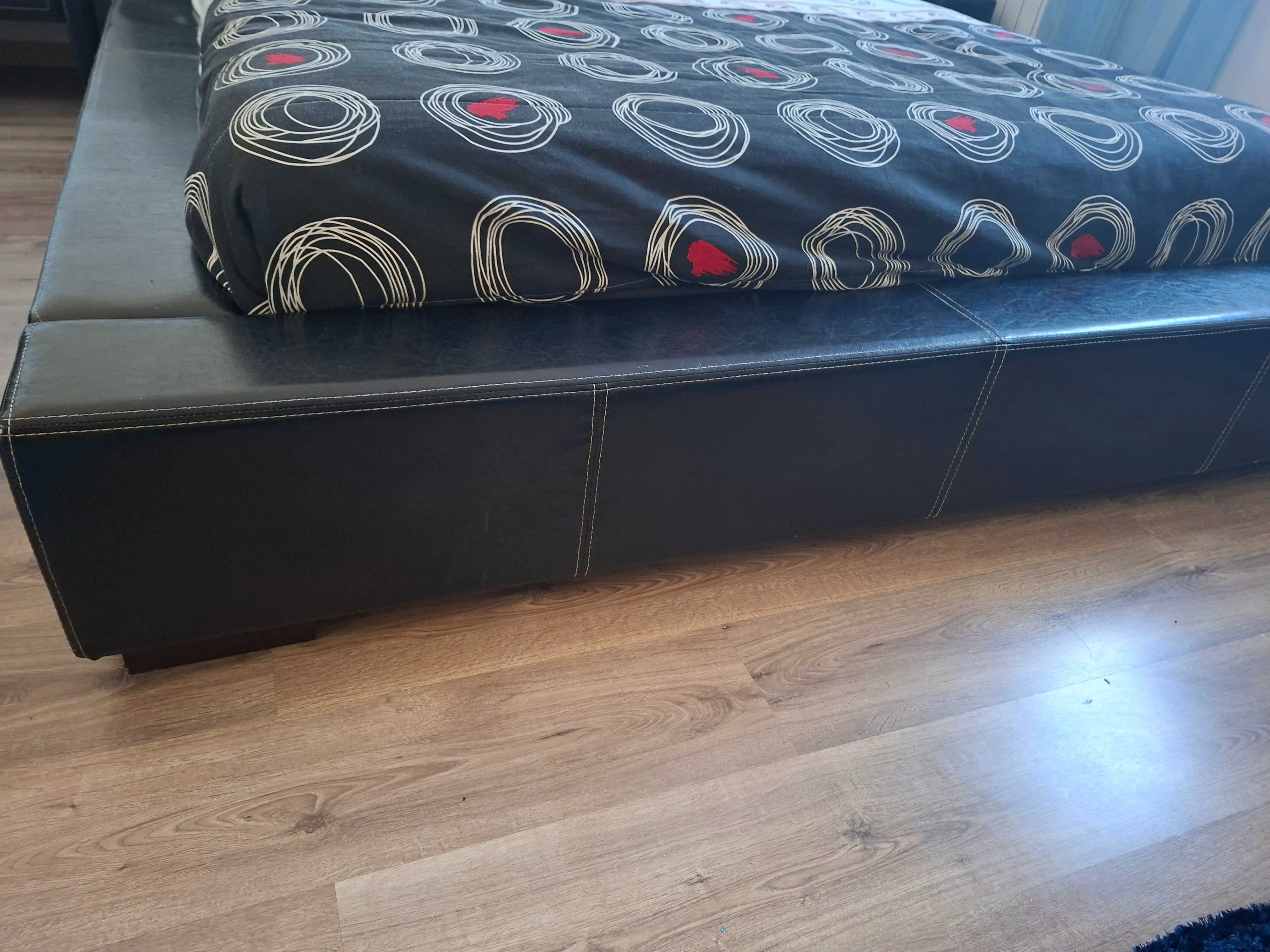 Cama de casal em cabedal preto