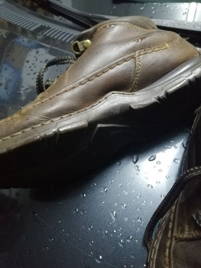 Botas castanhas de homem em pele