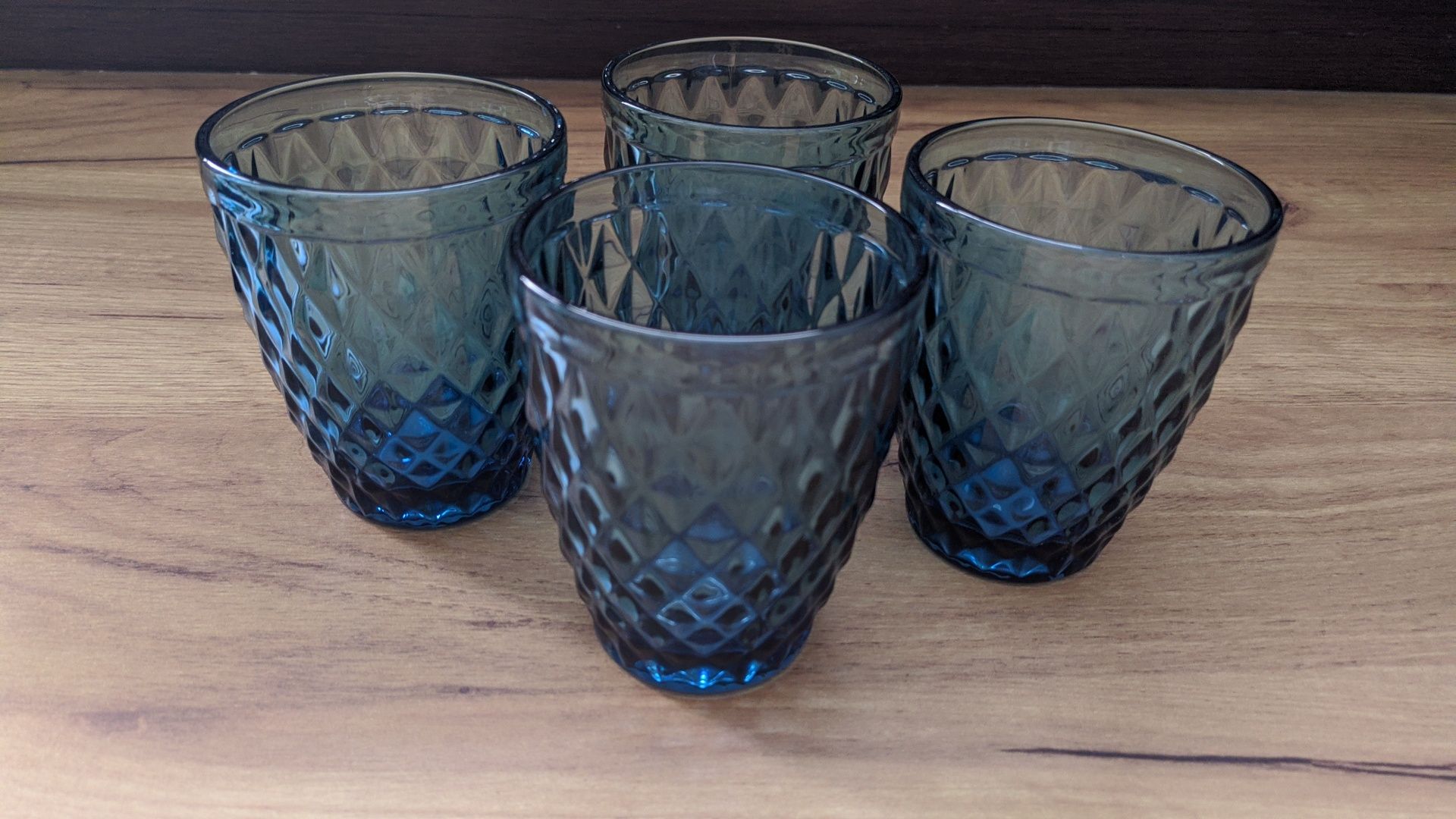 Komplet 4 szklanek w kolorze niebieskim z wypukłym wzorem 4 sztuki now