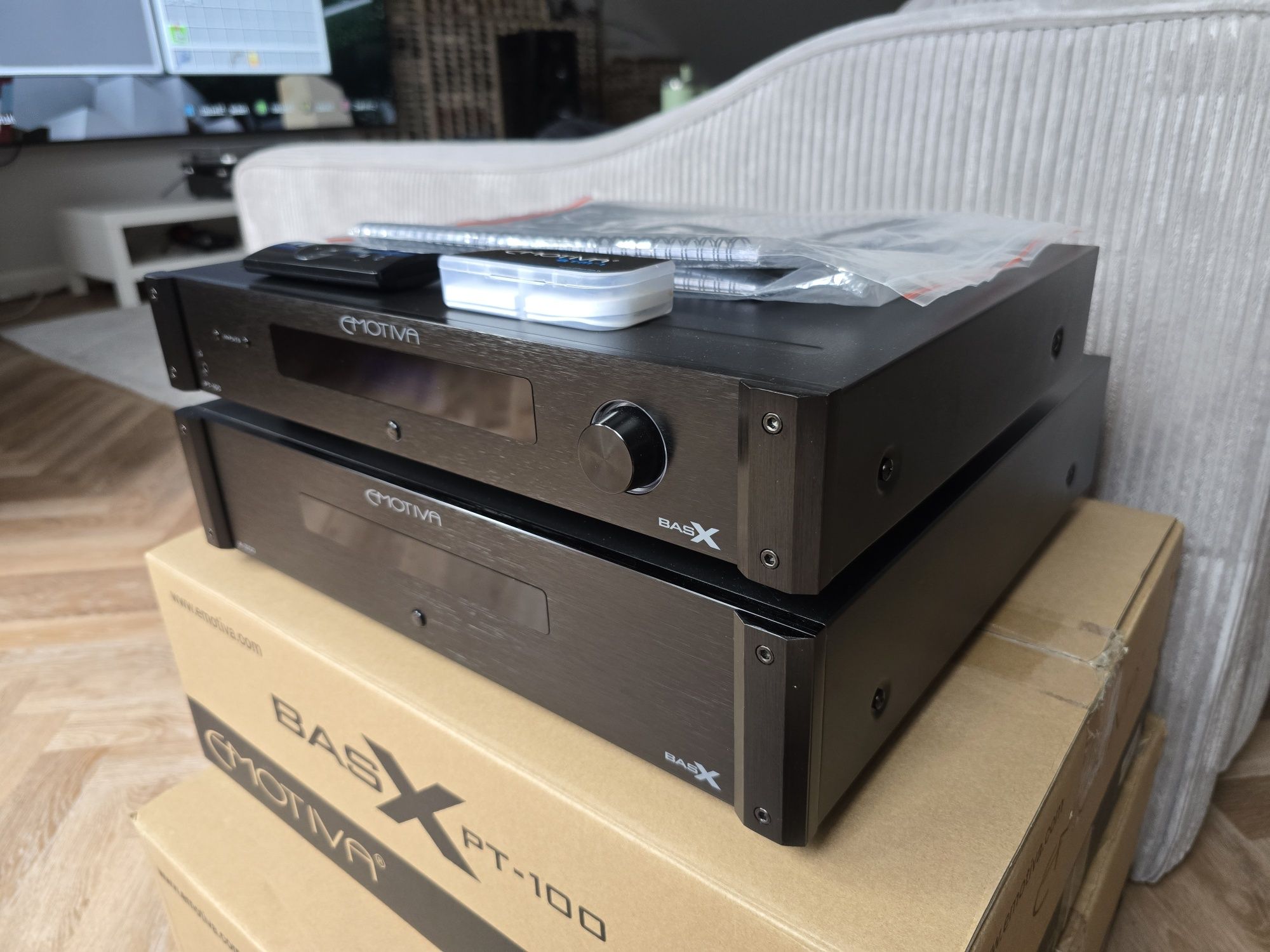 Emotiva BasX PT-100 Emotiva BasX A-300 wzmacniacz przedwzmacniacz