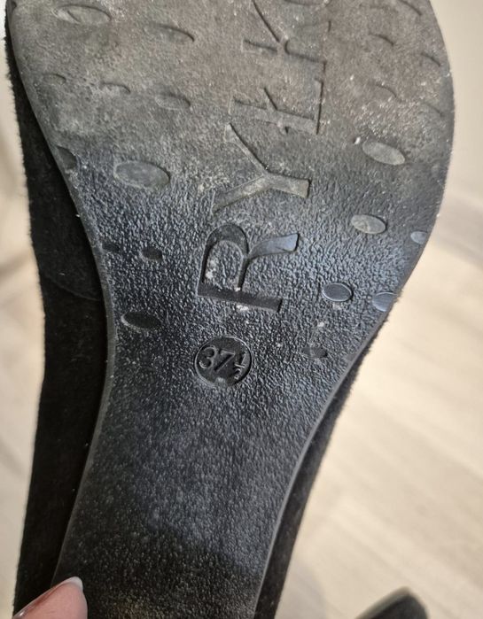 Ryłko czarne czółenka na słupku