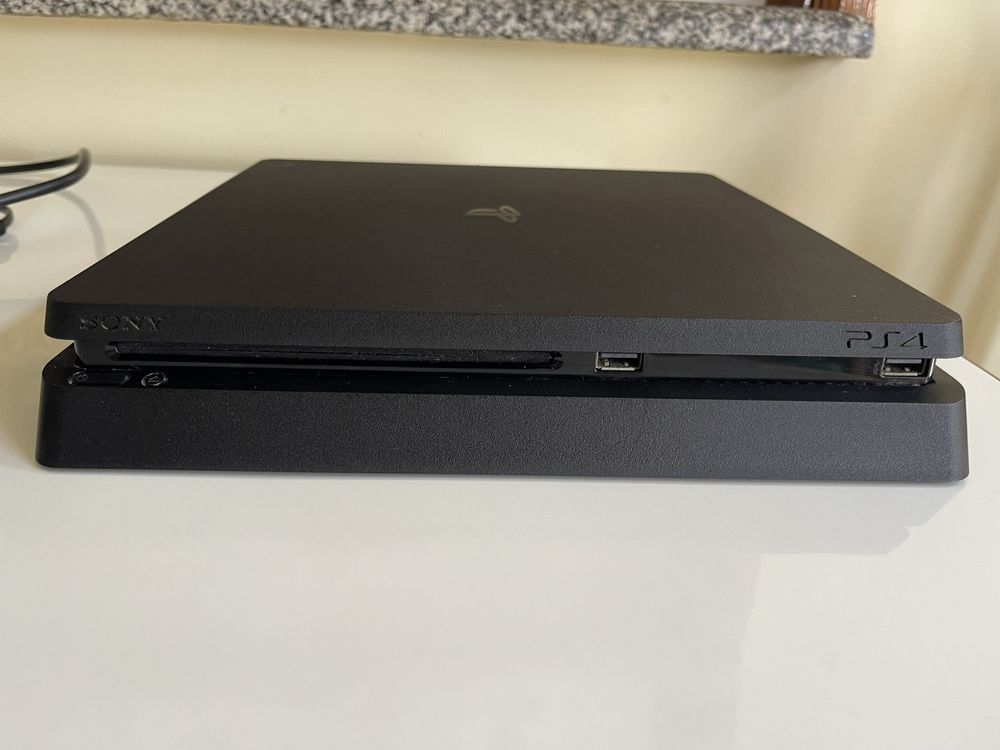 Playstation 4 slim 1TB c/ jogo e 1 comando