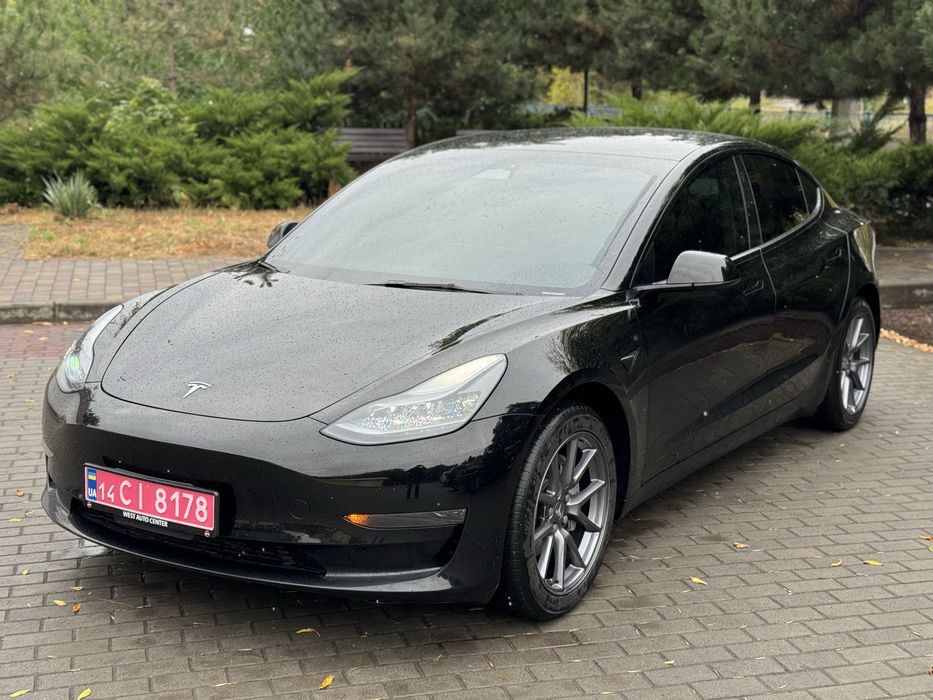 Tesla model 3 2023 рік