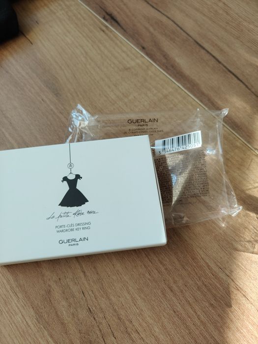 Nowy brelok z charmsami Guerlain