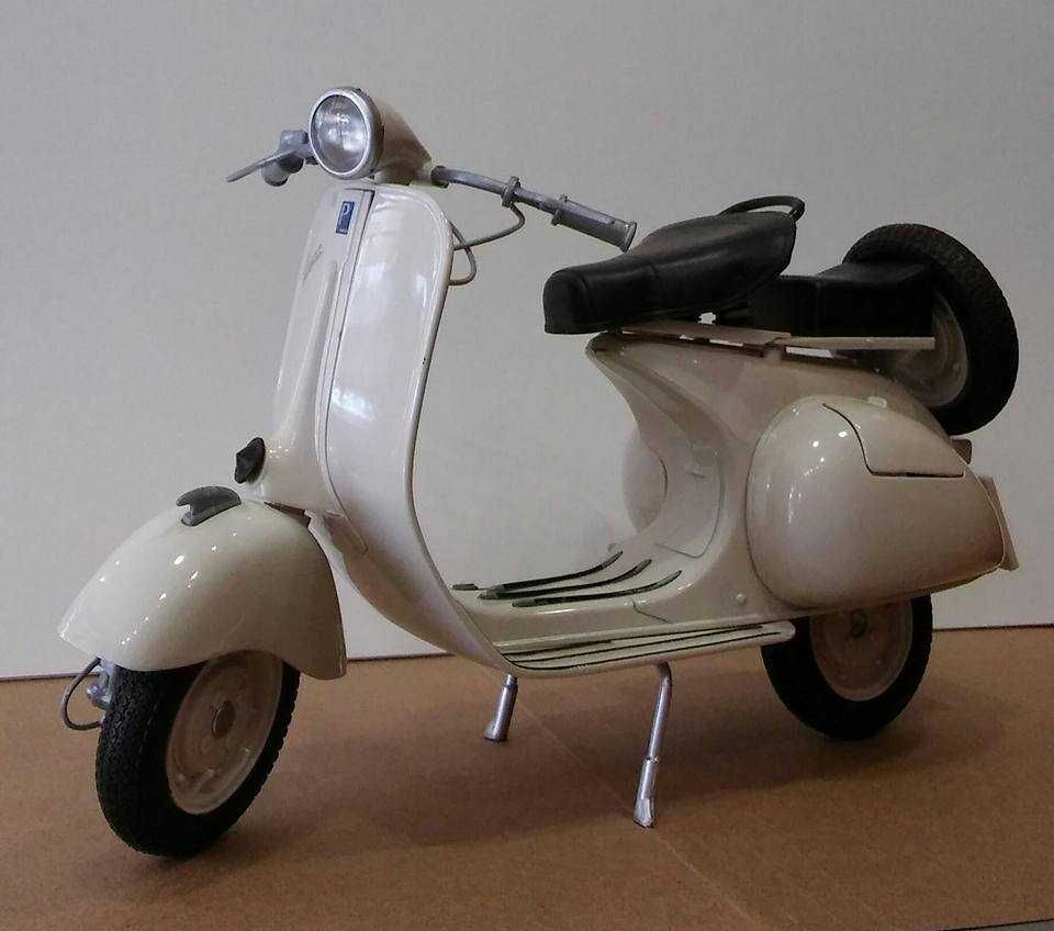 Miniatura Vespa modelo de 1955 cor creme