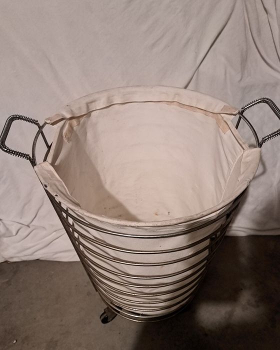 Cesto de roupa  com rodas amoviveis