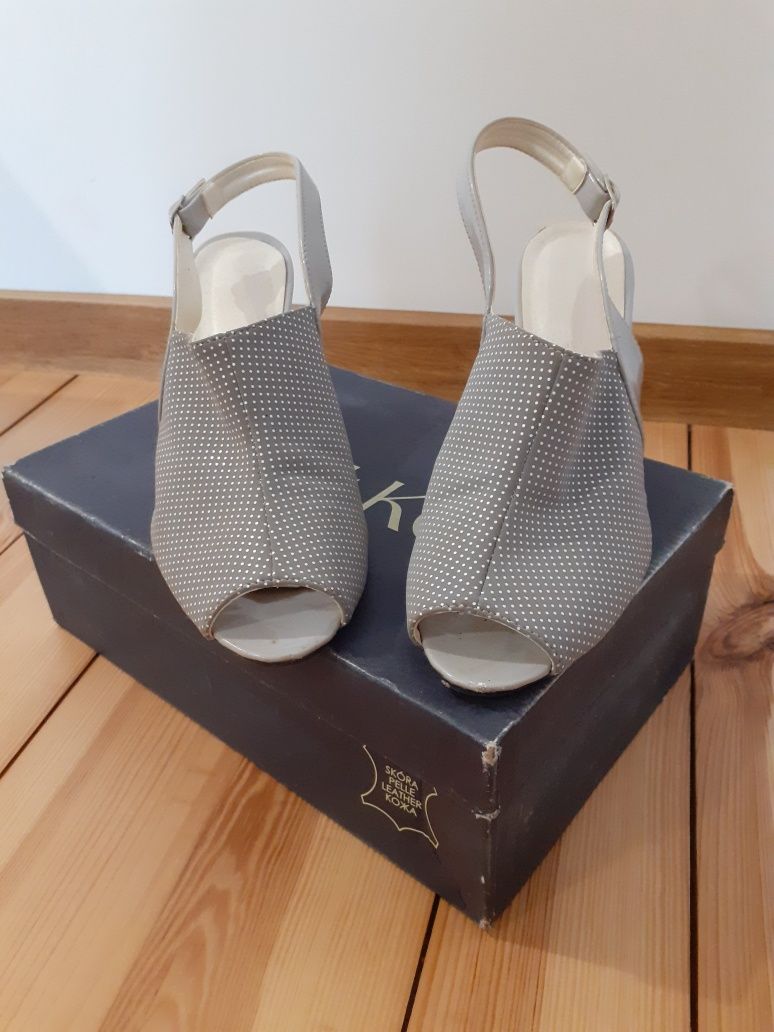 Szare buty z odkrytą piętą 38