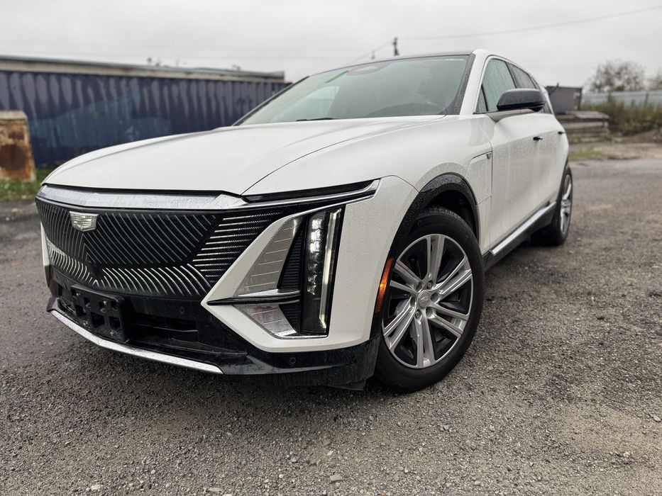 Продам бампер Cadillac Lyriq TECH