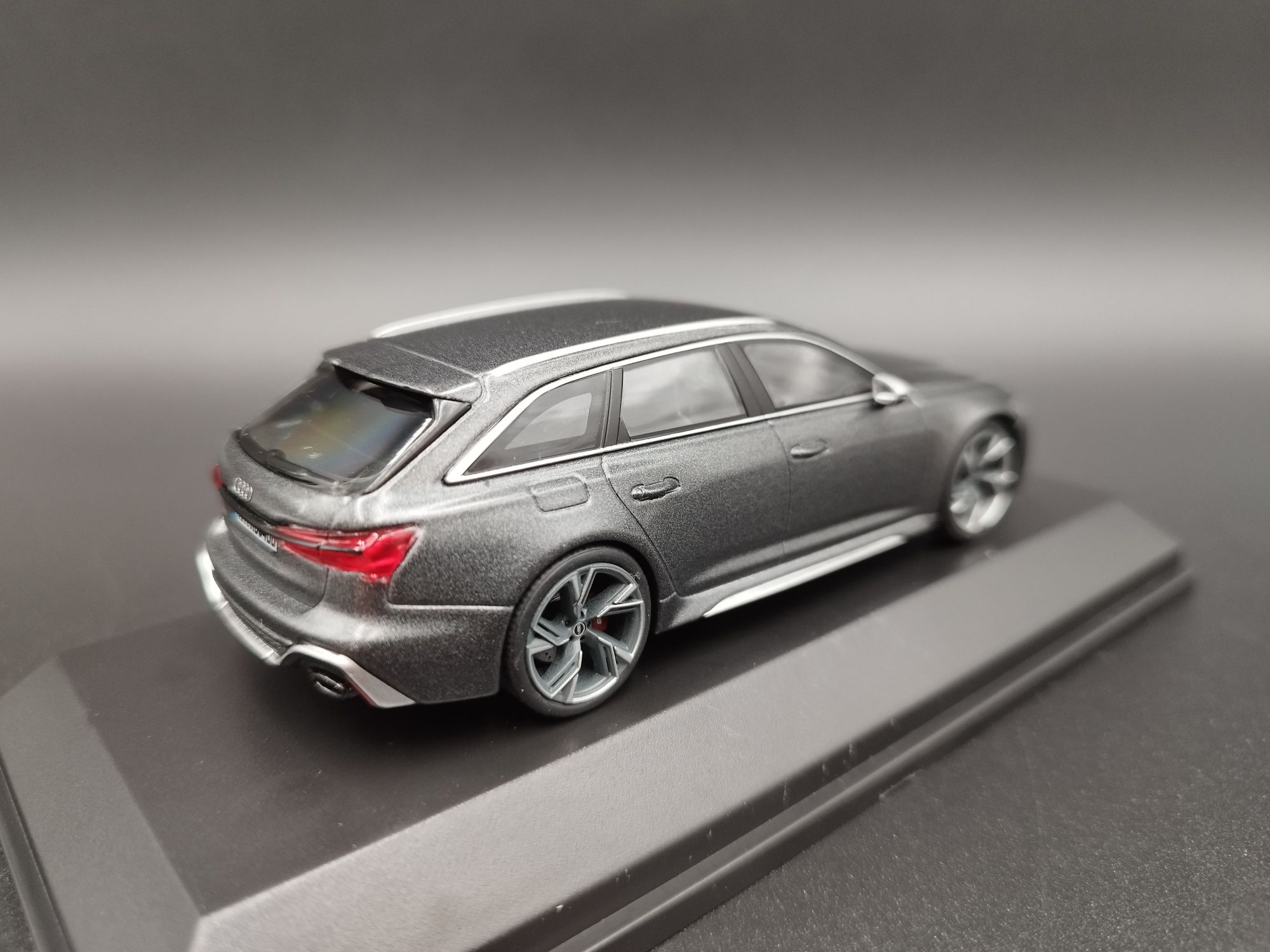 1:43 Minichamps Audi RS 6 Avant C8 Daytona Grey Matt model