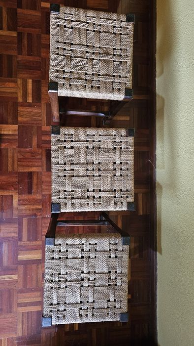 Bancos em madeira e assento em corda