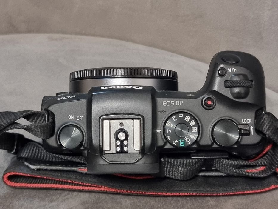 Canon EOS RP з адаптером EF-EOS R, обєктивом-заглушкою.