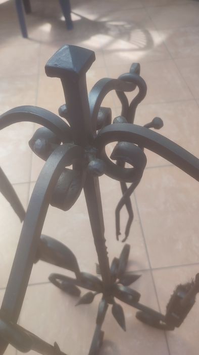 Stojak z akcesoriami do kominka