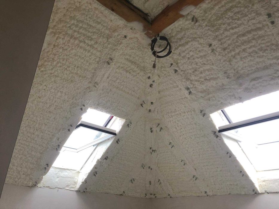 Ocieplenie poddasza, izolacja pianką, docieplenie piana, natrysk PUR