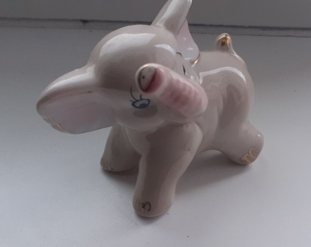Porcelanowy słonik figurka z trąbą do góry